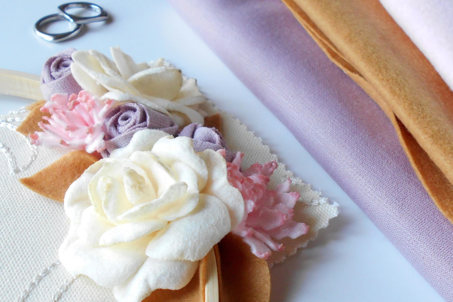 Fiori di stoffa realizzati a mano con pannolenci modellato con il calore